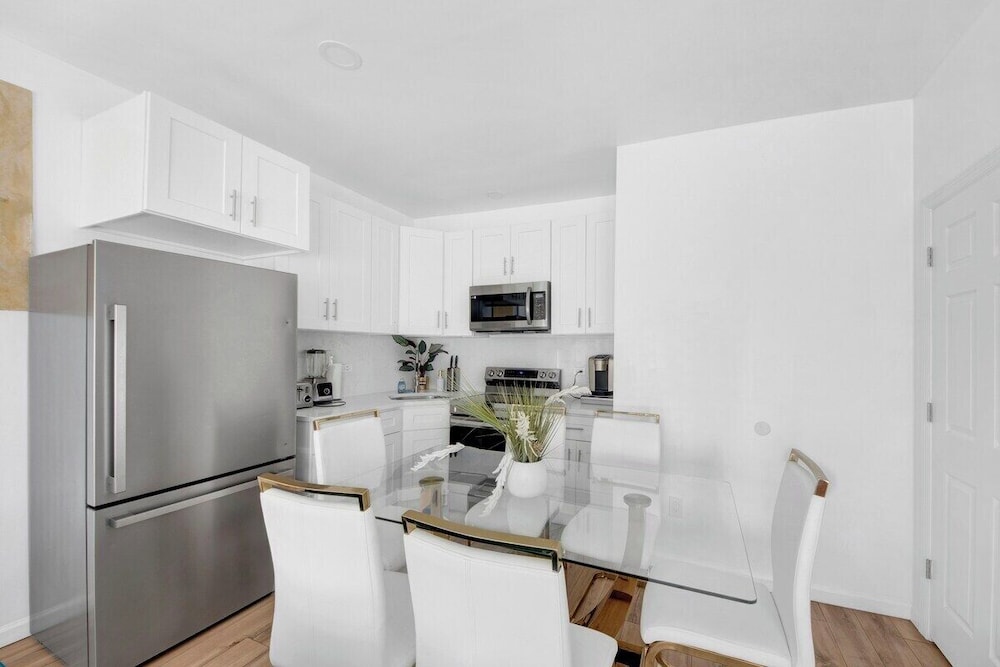 Luxury 3 BR Near NYC with Easy Parking