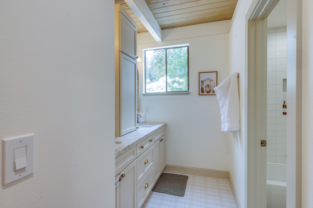 8 Mi to Northstar Slopes: Tahoe Gem w/ Fireplace