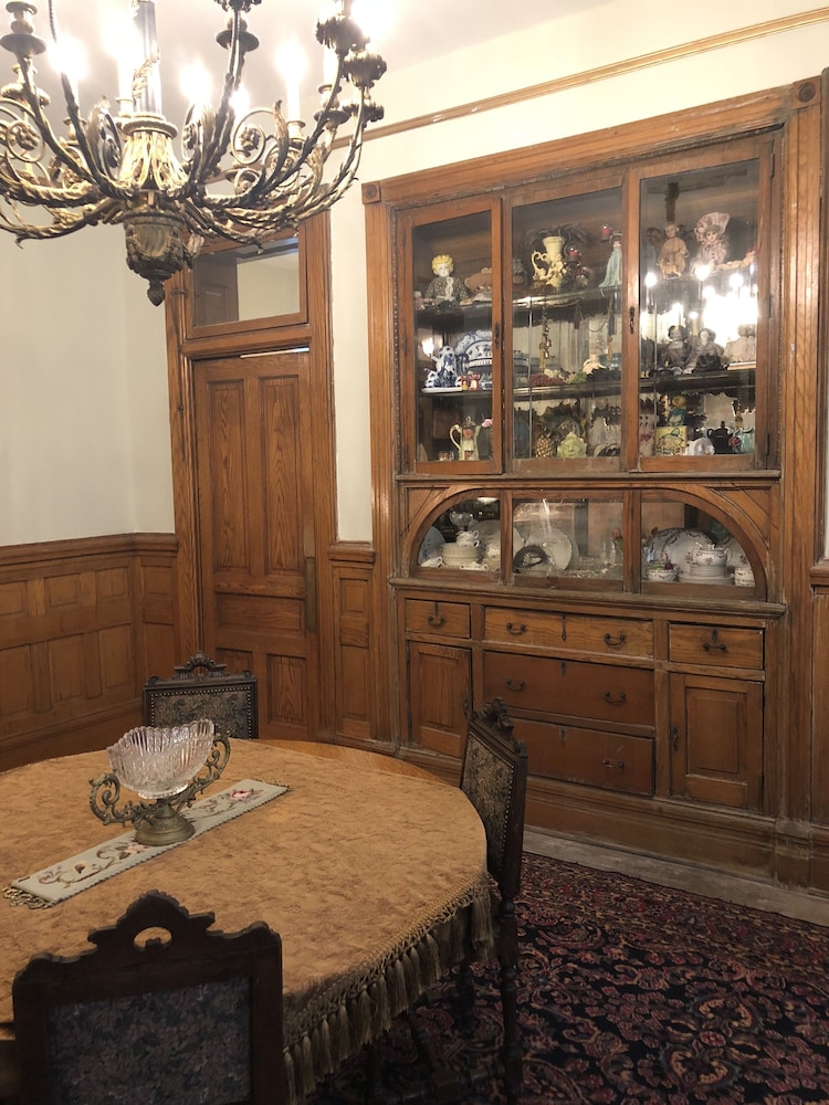 Vineyard Mansion & Carriage House Bed & Breakfast