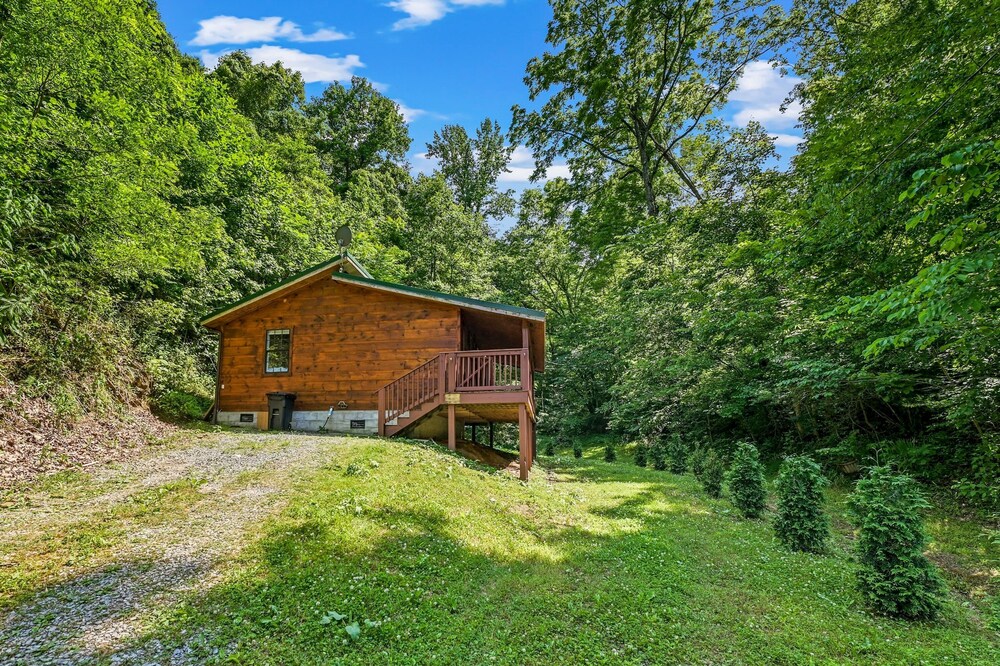Smoky Mountains Honeymoon Cabin Dog Friendly