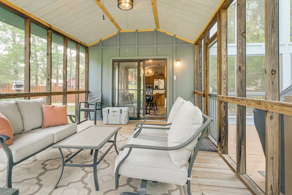 Pool Access: Peaceful Cabin in The Woods Resort!