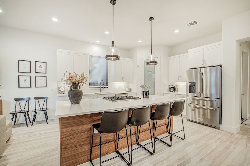 New Build, Private Pool, Near Pearl/riverwalk