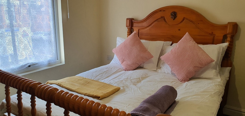 Room in Guest Room - Comfortable Size Room in Coventry