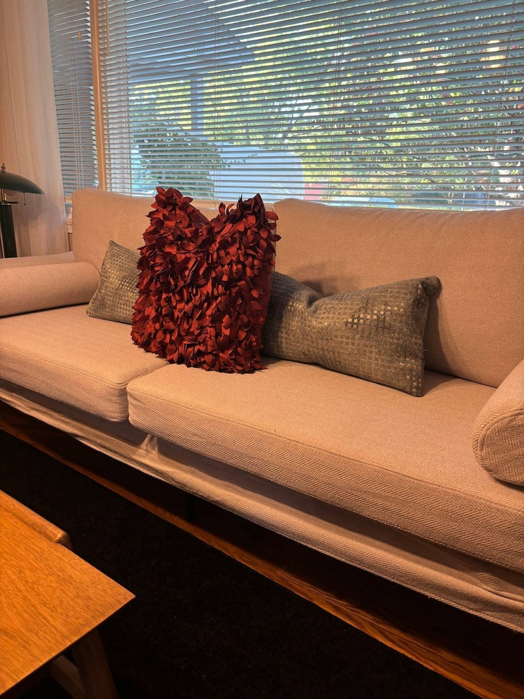 Luxury Modern Stay - 2000 Sqft