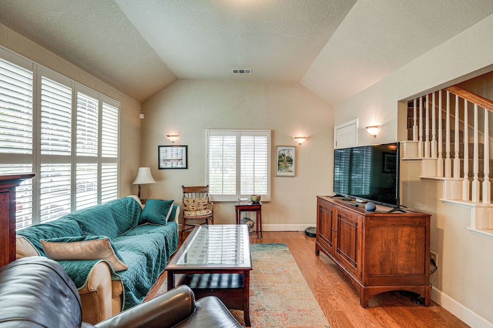 Walkable Miracle Mile Retreat w/ Peaceful Patio