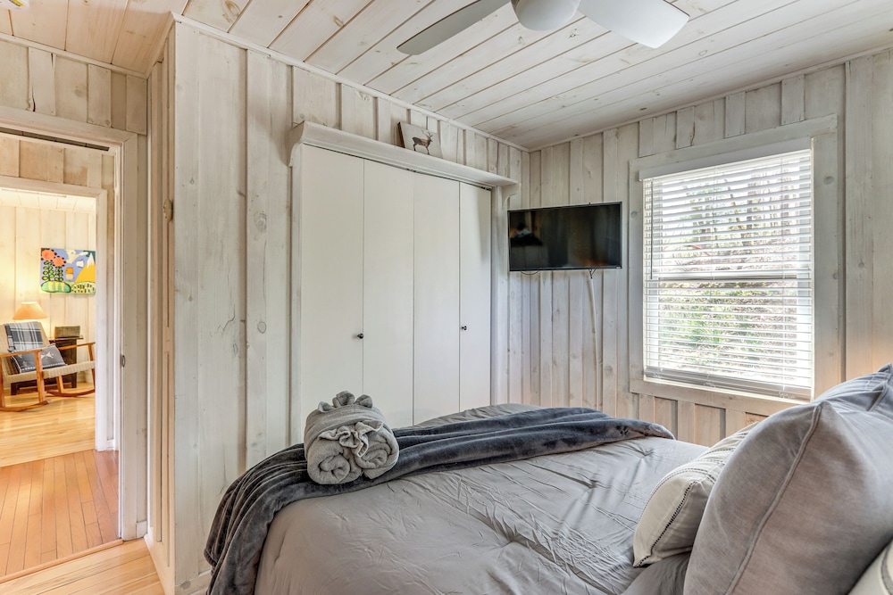 3 Mi to Dtwn: Blue Ridge Cabin w/ Hot Tub & Views