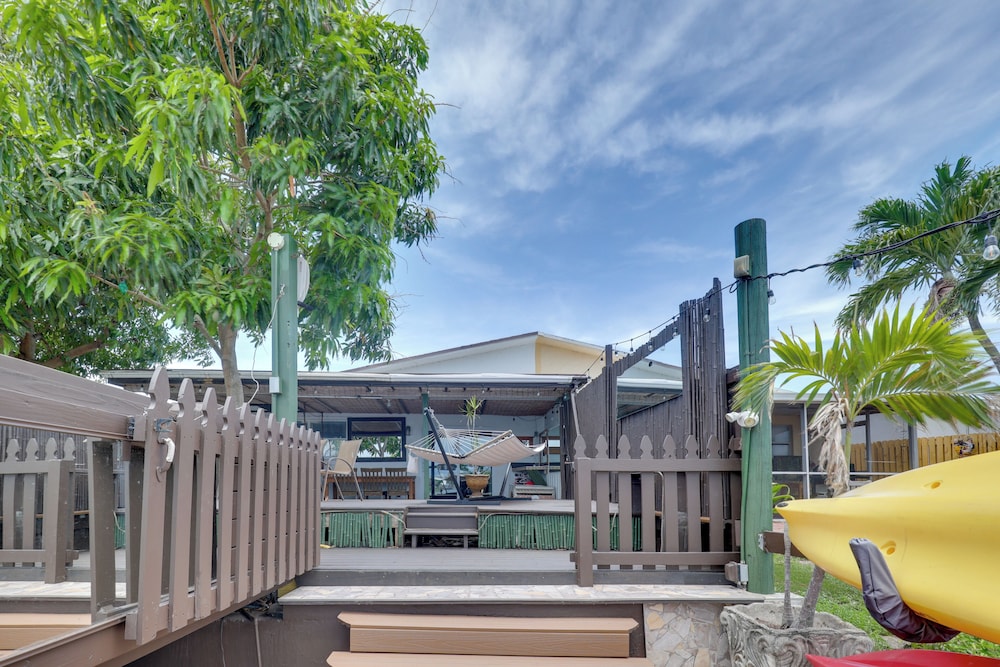 Lakefront Getaway w/ Dock Near Las Olas Beach