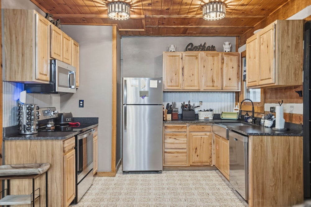 Boujee Bear Cabin With Hot Tub & Putting Green 2 Bedroom Cabin