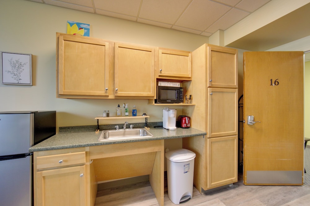 1 Mi to Dtwn: Cozy Retreat in New Kensington!