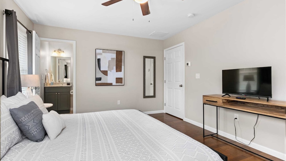 10 Townhomes, Sleeps 89 6 Mins to DT Asheville Sycamore Cove by Avantstay