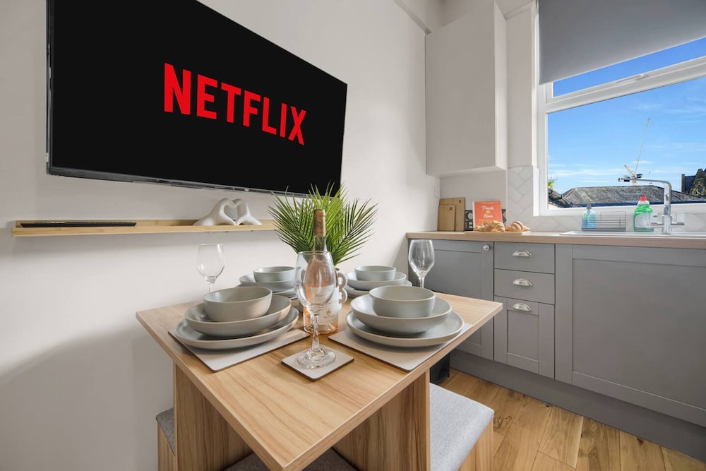 Free Parking Fast Wifi 2 Min to Cardiff City