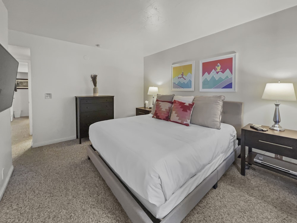 129 Park Station Escape! Cozy Condo With Pool & Hot Tub! Walking Distance To Main Street & Town Lift! 2 Bedroom Condo by RedAwning view 4