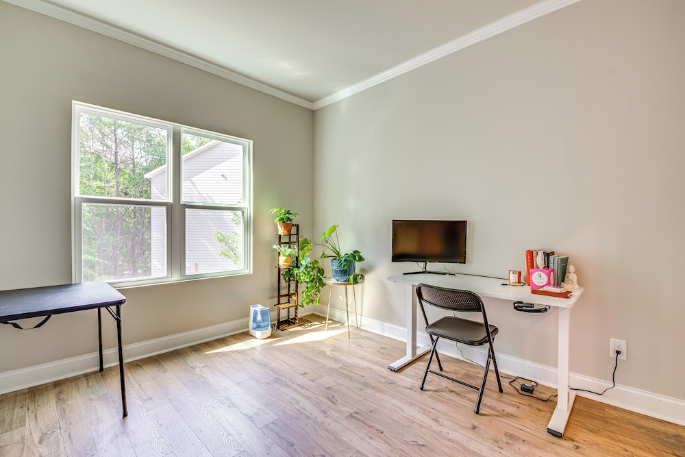 11 Mi to Dtwn: Luxe Atlanta Retreat w/ Deck & Yard