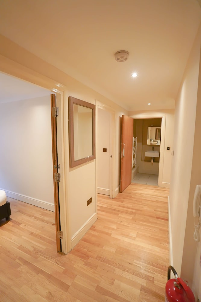 Cosy 2-bed 2 Bathroom Apartment in London