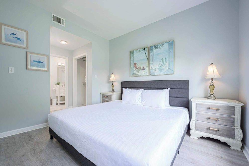 Sunshine & Whiskey Condo for 6 With Resort Amenities Near Grand Boulevard