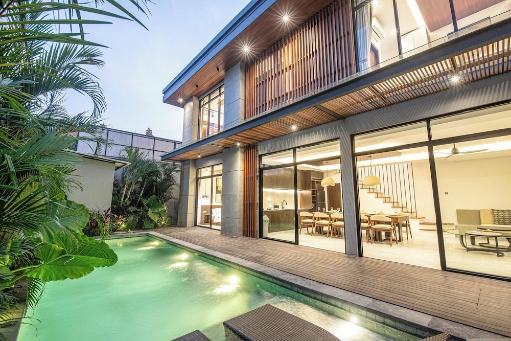 Tropical Elegance 5BR Canggu Villa Near Beach
