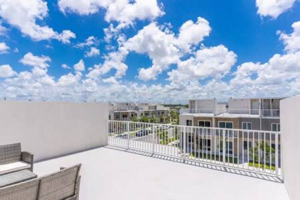 25893 Sw 144 CT 3 Bed 2 5 Bath Townhome Rooftop 1 Parking Spot
