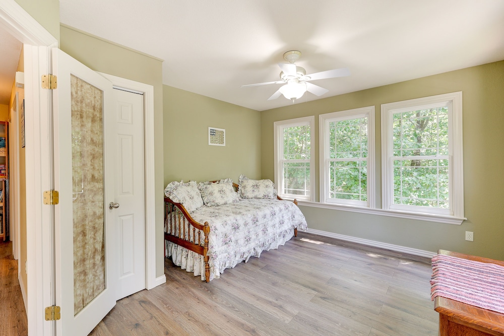 Bella Vista Vacation Rental w/ Private Back Deck!