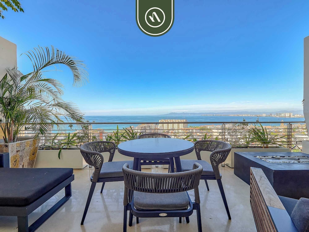 Two Story 2 BR Penthouse - Pool - Ocean View