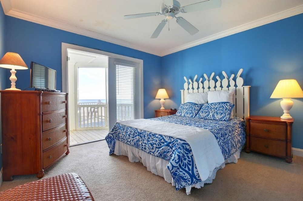 Sweet Dreams Private 4 Bedroom Home by RedAwning