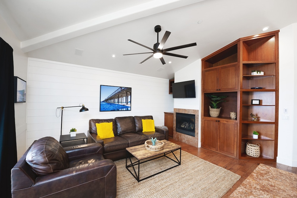 358 Front Street 2 Bedroom Condo by RedAwning view 2