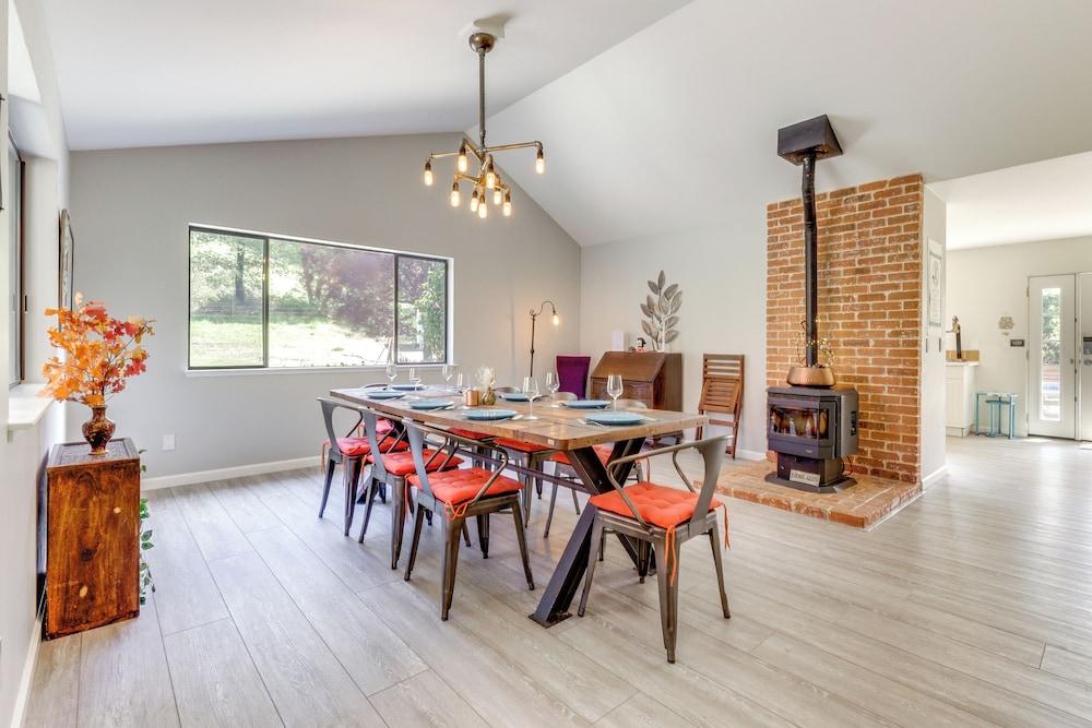 Pool & Deck: Wine Country Hideaway in Middletown!