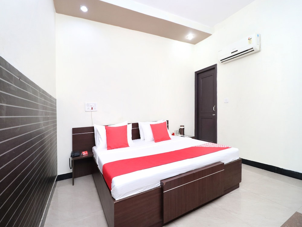 OYO 14860 Hotel Silver Star