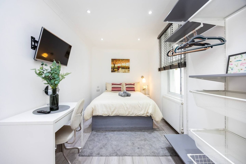 3 Bed 3 Bathroom Flat in Kensington B
