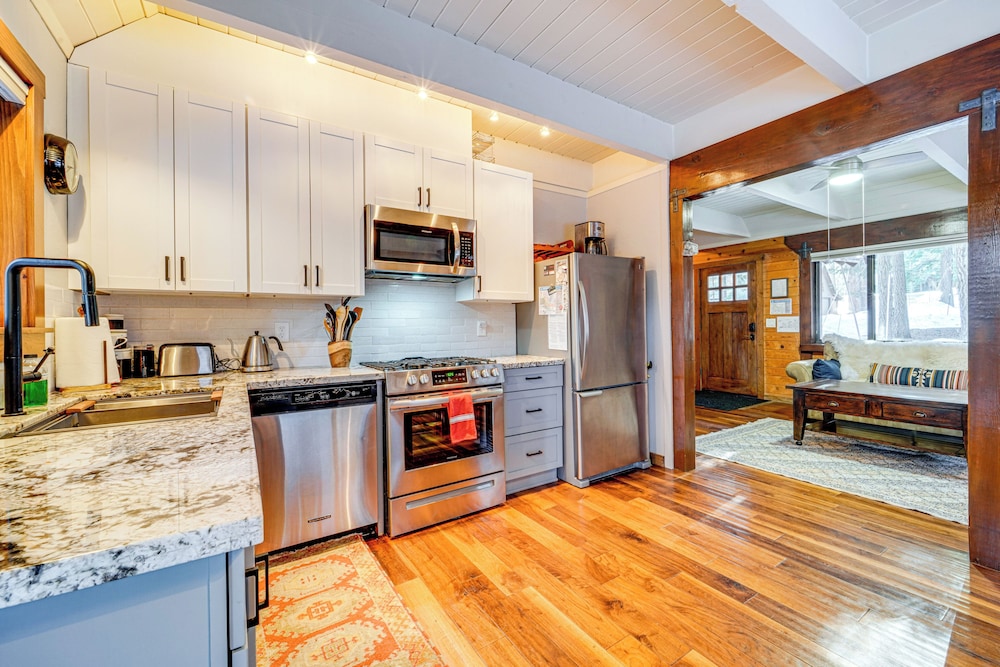 3 Mi to Skiing: Retreat w/ Deck in Tahoe Donner!