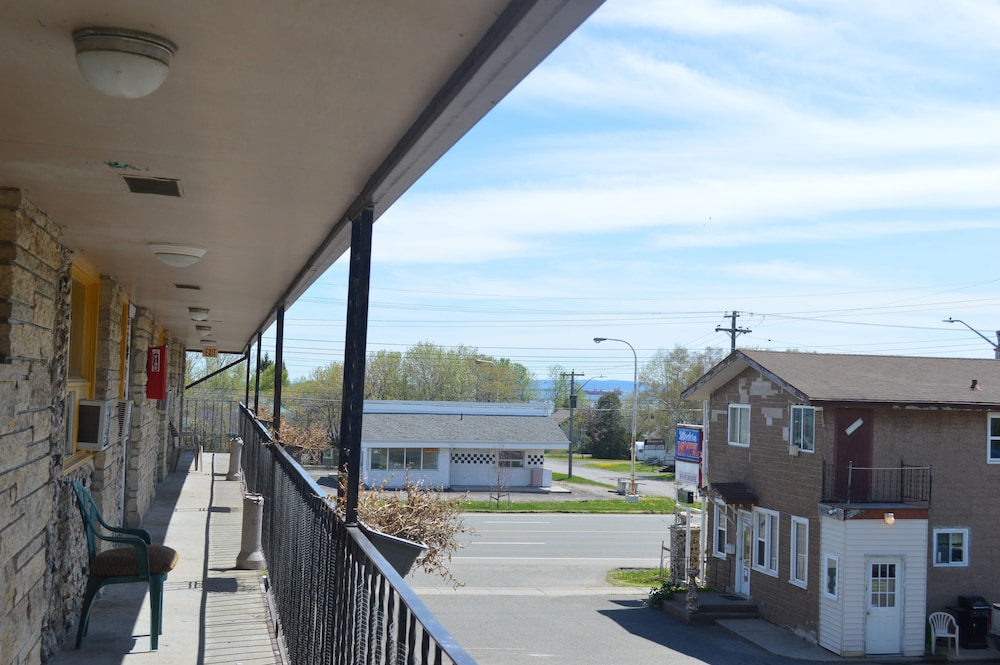 Thunder Bay Vacations - Modern Motel - Property Image 2