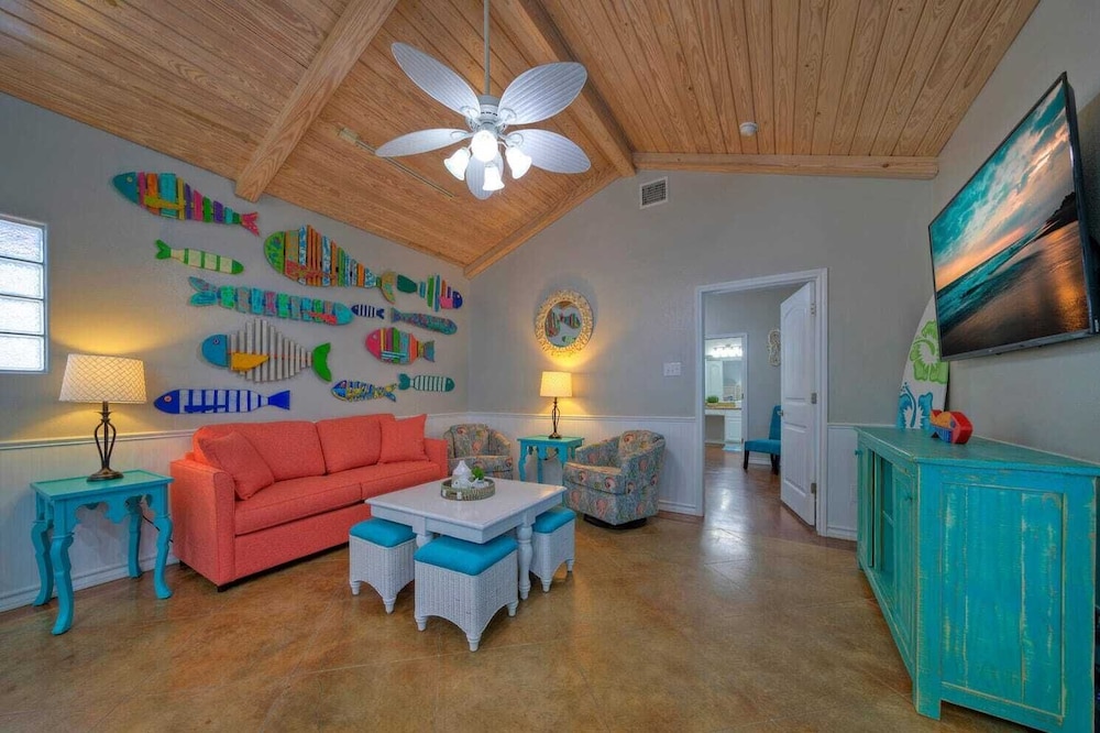 Sleeps 18 2 Beach Homes w/ 2 Pools, Playground, Covered Patios Pirates Bay