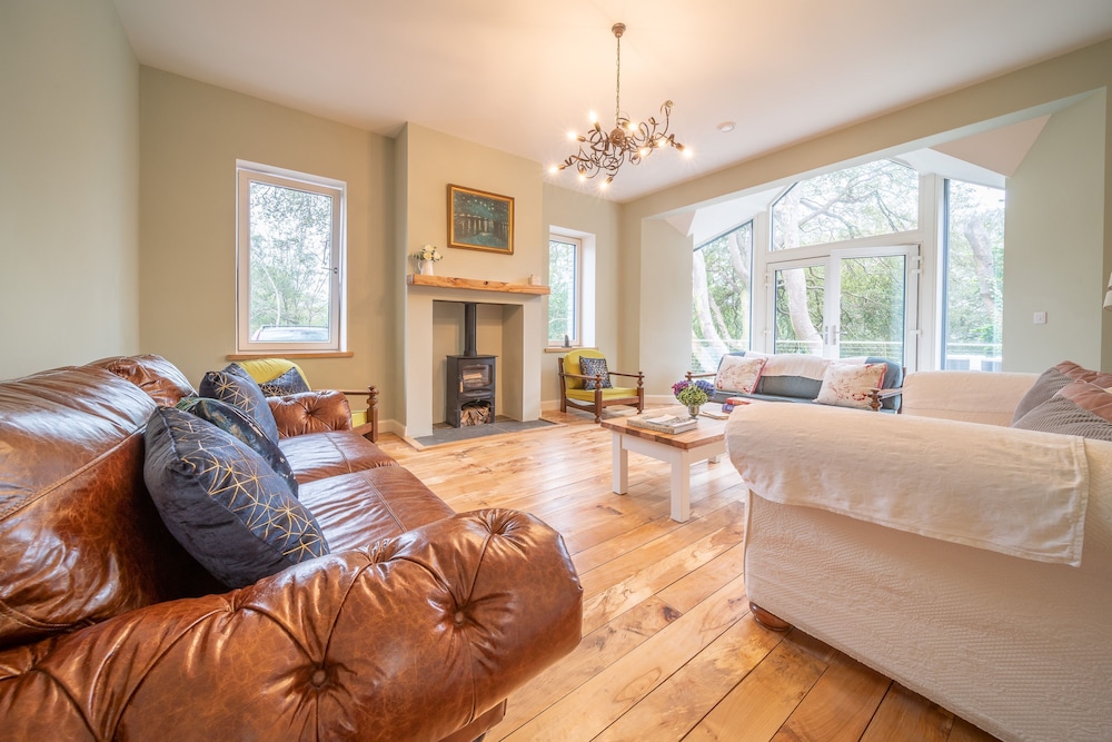 Luxury 5 Bedroom Home With Outdoor Jacuzzi and Indoor Sauna