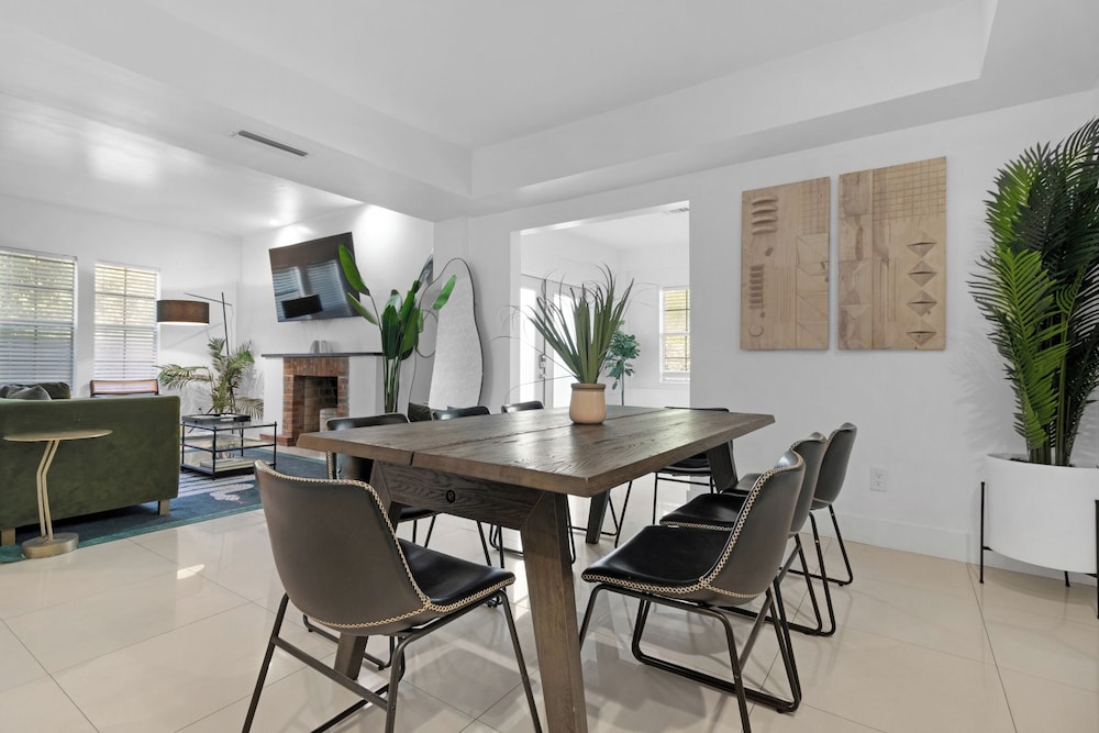 7BD Downtown Oasis Pool