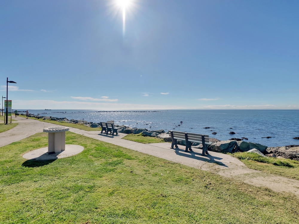 Tranquil 2-bed Townhouse Close to Beach