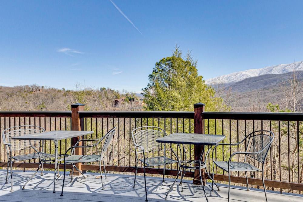 Smoky Mtn Views: Spacious Home Near Nat'l Park!
