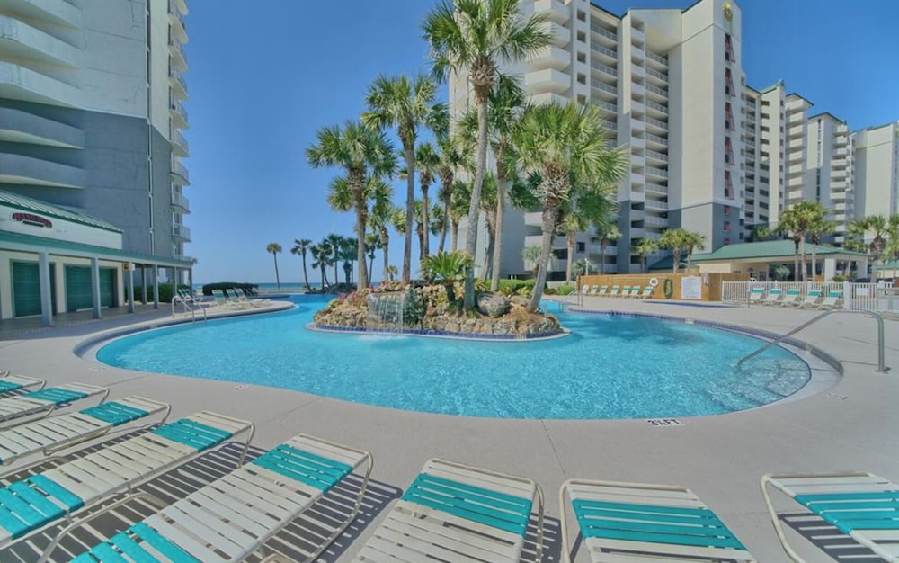 Coastal Hideaway: Cozy Beachfront Studio Sleeps 4 With Stunning Views!