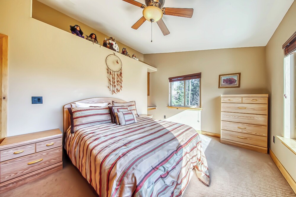 Cozy 4BR Mountain View Fireplace Deck