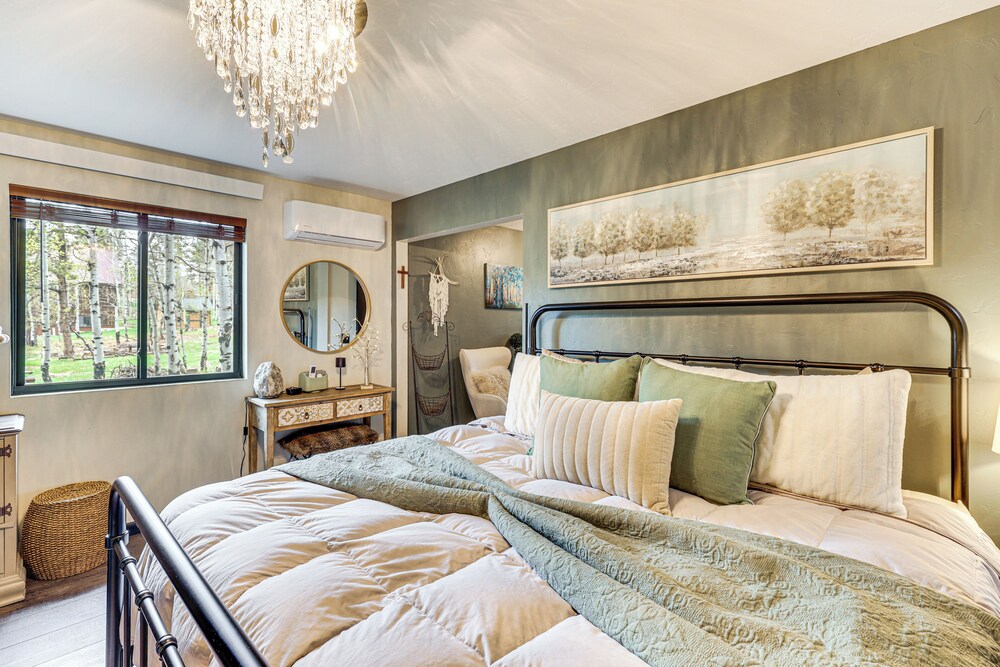 Hot Tub + Arcade Table: Spacious Retreat in Lead