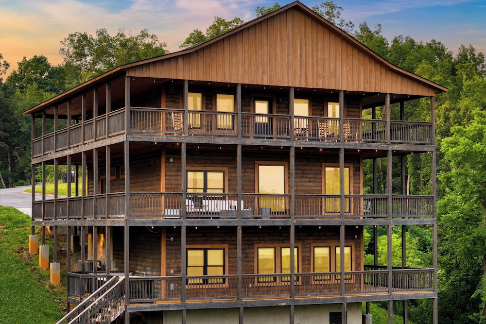 Lions Landing by Avantstay Sleeps 18 Hot Tub Game Room Views Near Pigeon Forge