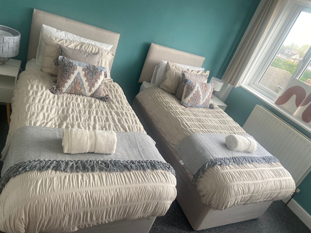 Stunning 2-bed Apartment in Twickenham view 4