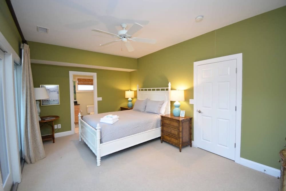 Island Time - Pet Friendly and Minutes From Beach