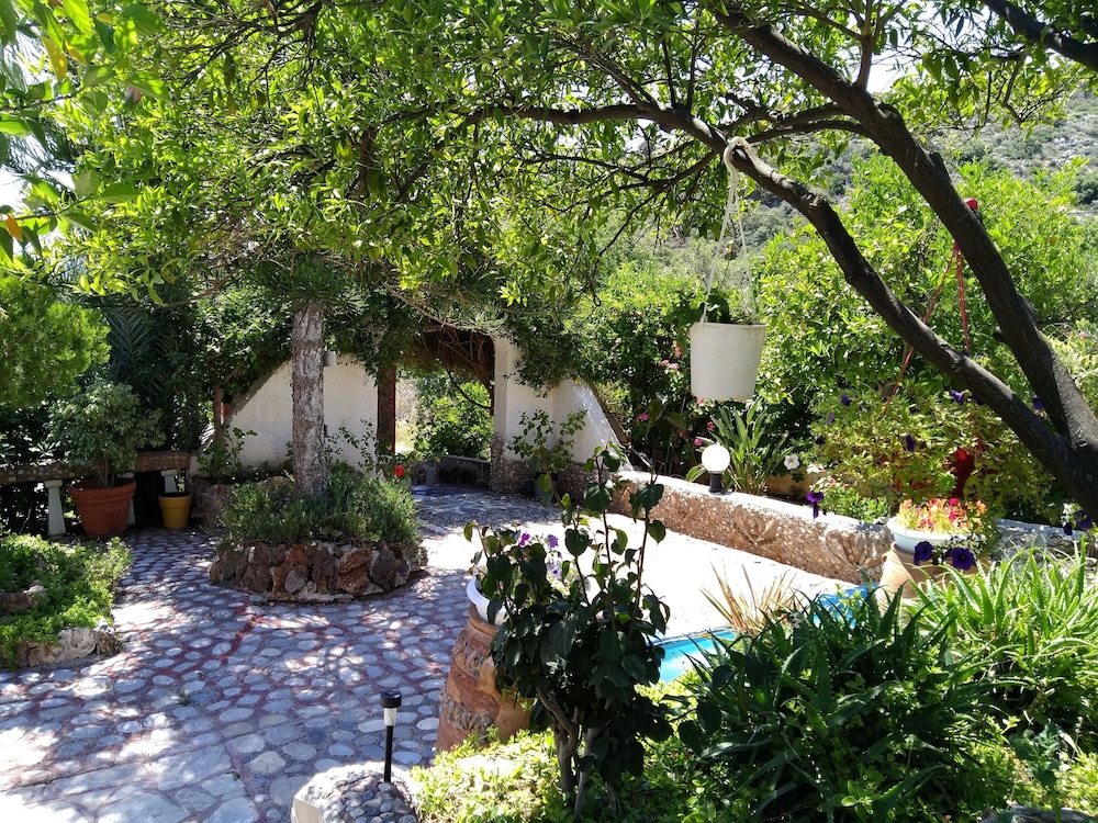 Luxury Cozy Villa With Garden Near The Sea view 4