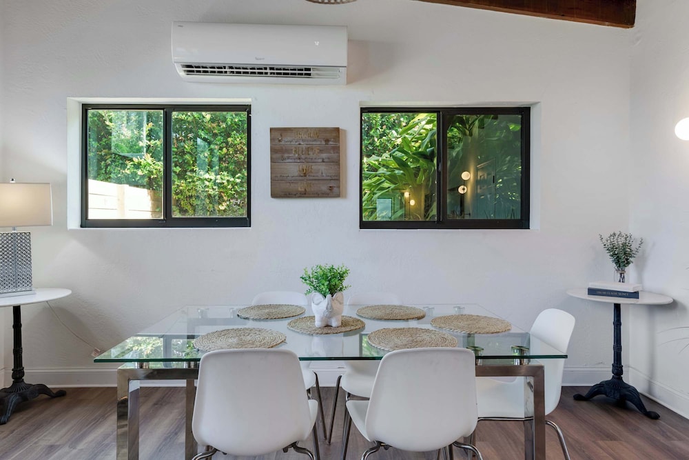 Hidden Bungalow- Peaceful Retreat BBQ and hot tub