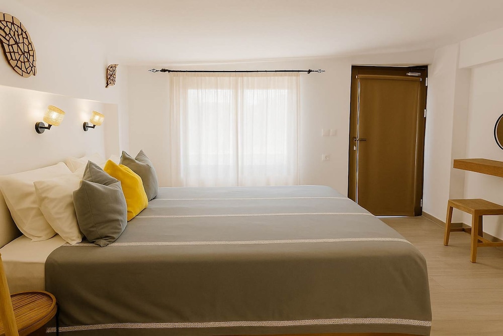 Milolithos Sunkissed Getaway Seaside Pool Escape
