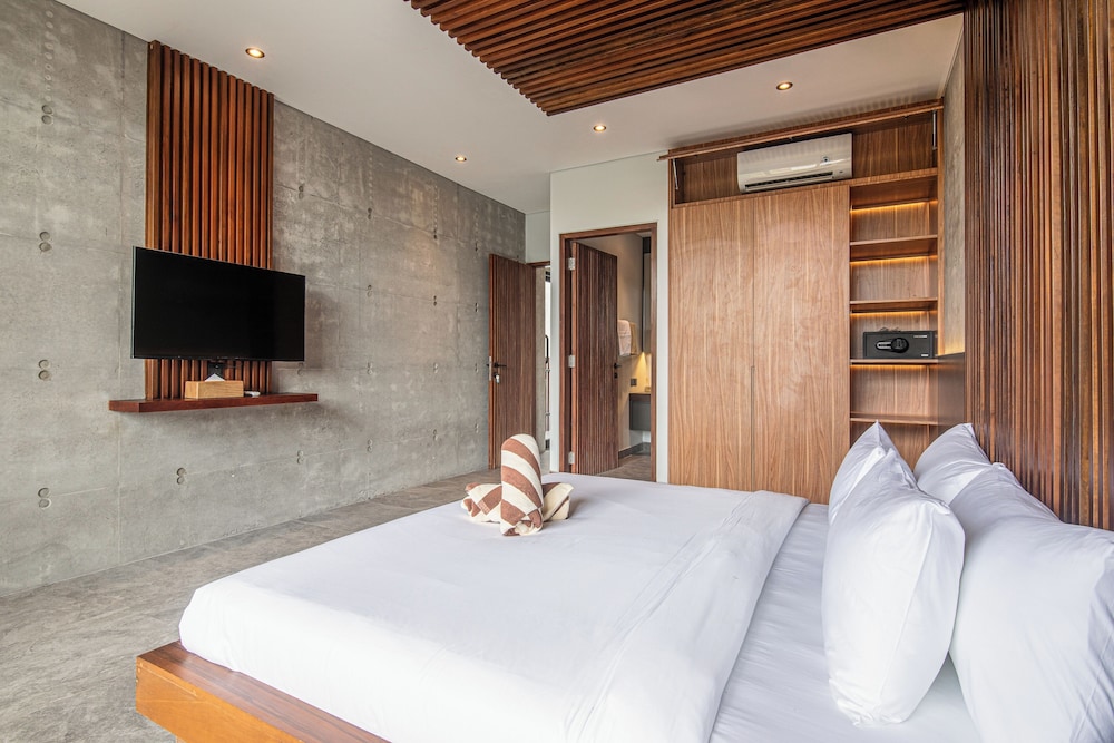 Modern 4BR Canggu Retreat Just 8mins to the Beach