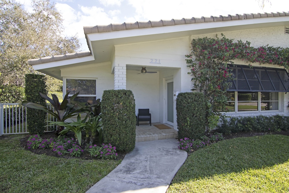 La Casa Blanca Minutes From the Beach! view 4
