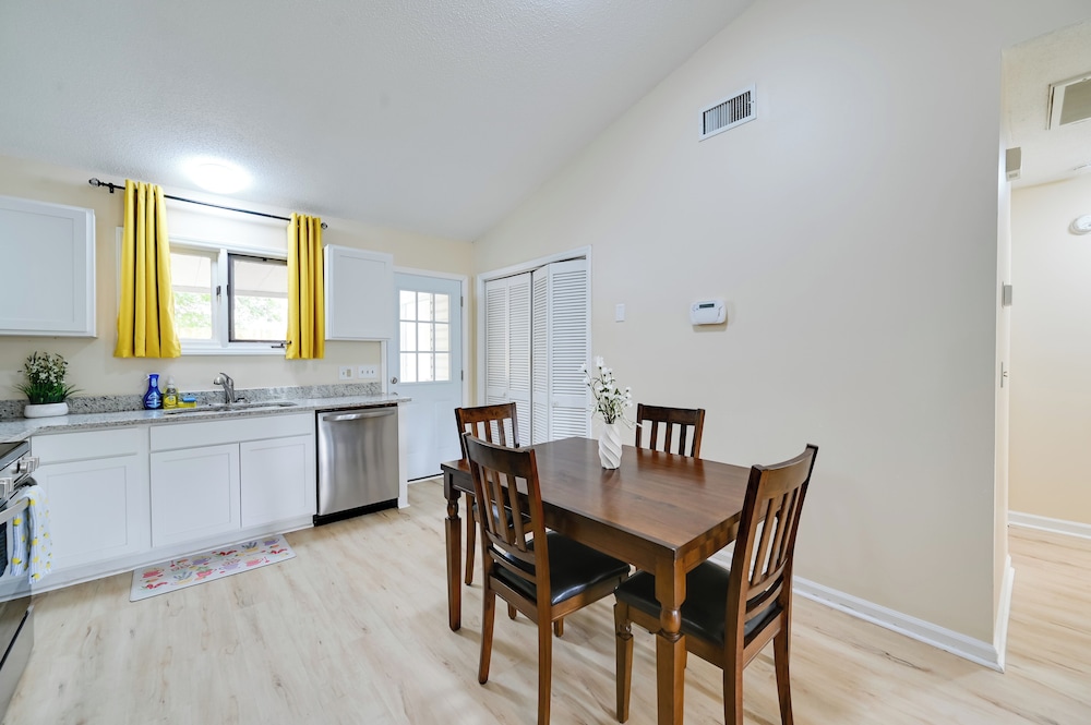 Greenville Getaway: Close to Campus + Stadium!