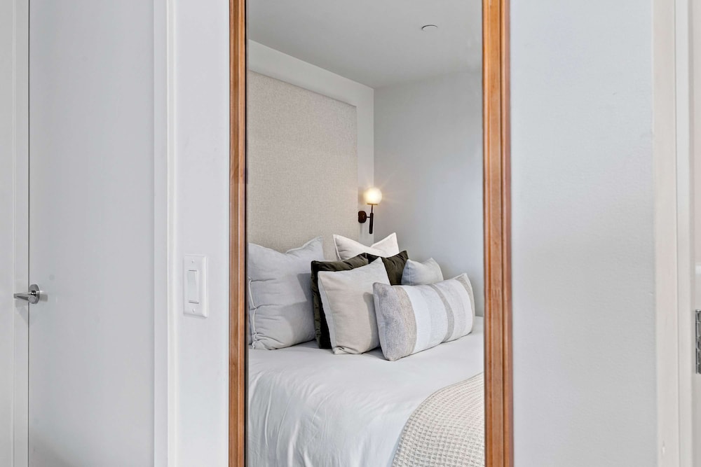 NEW Downtown Luxe King Suite Sauna Pool Access