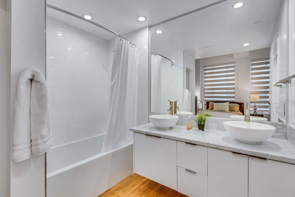 Stylish 2br/2ba At HWH by Oneluxstay