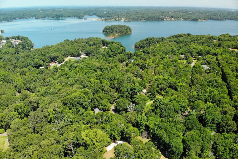 1 Mi to Lake Hartwell: Updated Retreat w/ Patio!